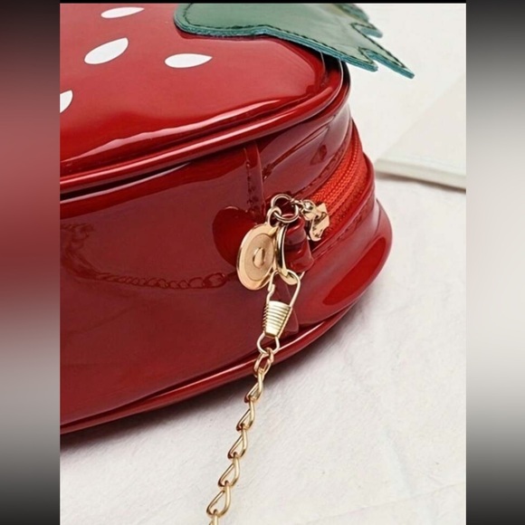 NEW STRAWBERRY SHAPED CROSSBODY 7” x 7” REMOVABLE STRAP!! - Picture 5 of 8
